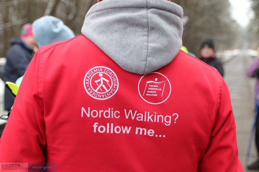 Włocławek, ul. Leśna. Trening pasjonatów nordic walking.