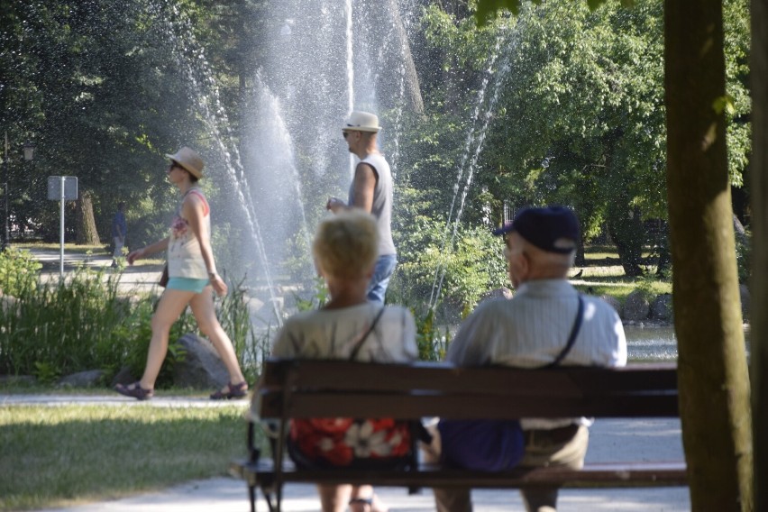 Mimo upałów ulice Ciechocinka wypełnione są ludźmi