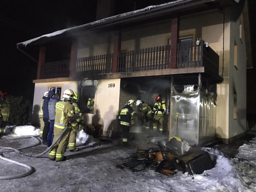 W pożarze budynku jednorodzinnego ucierpiały 4 osoby.