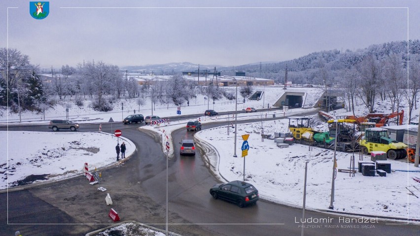 Tak prezentuje się nowe rondo w Nowym Sączu. Można przez nie przejechać, ale wykonawca nie dokończył prac w terminie