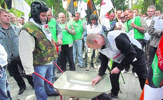 5 maja 2009 r. Podczas tego &quot;wysłuchania&quot;pracownicy chcieli wsadzić prezesa na taczkę