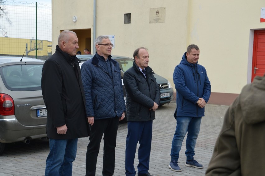 Gmina Rawicz. Otwarto drogę i ścieżkę pieszo-rowerową w Szymanowie. Remont był możliwy dzięki środkom z Funduszu Dróg Samorządowych [ZDJĘCIA