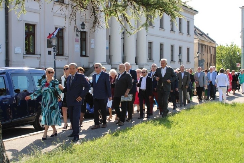 Zatańczyli poloneza na Rynku w Radomiu. Absolwenci liceum Chałubińskiego świętowali 50-lecie matury