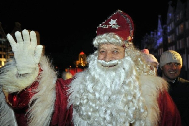 5 grudnia (sobota), godz. 16, ul. Długi Targ w Gdańsku

-"W sobotnie popołudnie o 16.00 przy Zielonym Moście, w świetle fajerwerków i przy dźwiękach orkiestry, z pokładu łodzi zejdzie na ląd zaczarowany orszak ze św. Mikołajem na czele. Ruszą ulicą Długi Targ, by rozświetlić lampki na Gdańskiej Choince ustawionej przy fontannie Neptuna oraz wręczyć nagrody laureatom konkursu na Najpiękniejszą Ozdobę na Gdańską Choinkę" - czytamy w programie wydarzenia.

Boże Narodzenie 2015 w Gdańsku. Choinka już stoi na Długim Targu [ZDJĘCIA, WIDEO]