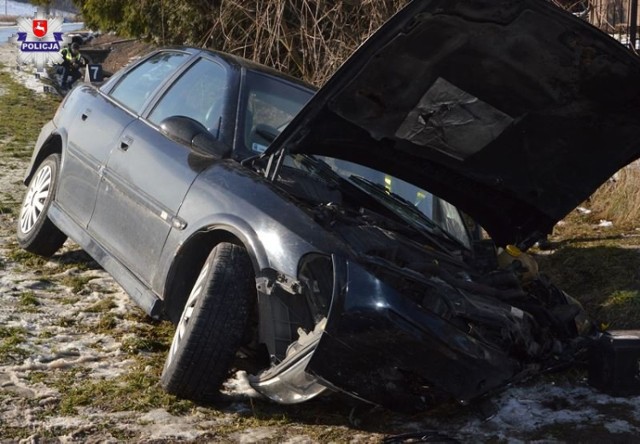 Wypadek w Dzierążni. 52-latek uderzył w przepust. Nie żyje 77-latka