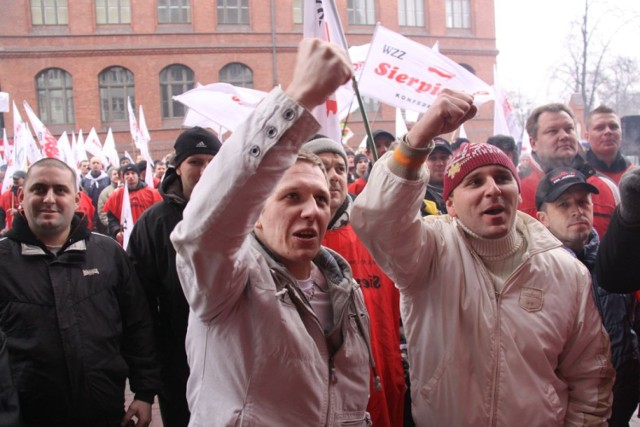 Górnicy manifestują w Katowicach. przed siedzibą Katowickiego ...