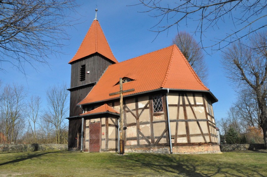 Ocalić od zapomnienia ... Szachulcowo-drewniany kościół w Lubiechni Małej (ZDJĘCIA)