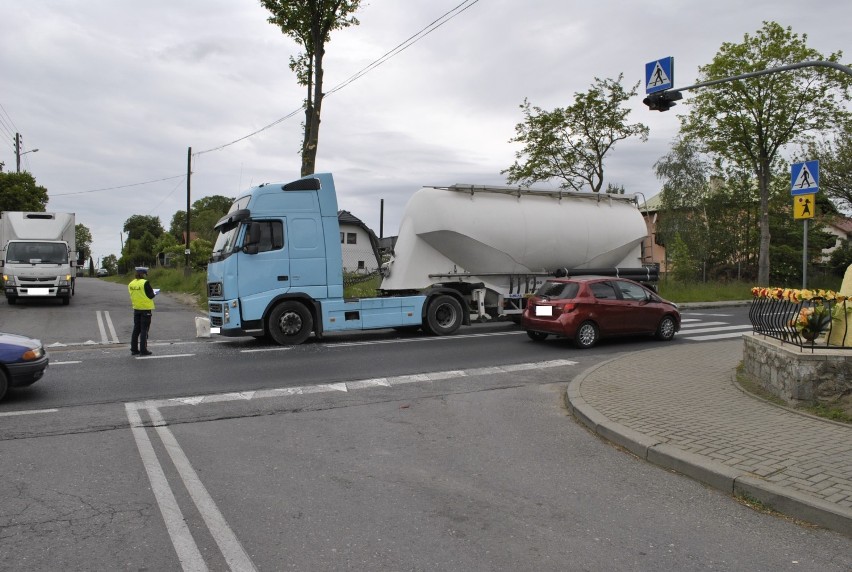 Makowiska. Ciężarówka najechała na tył golfa, jedna osoba została poszkodowana[FOTO]