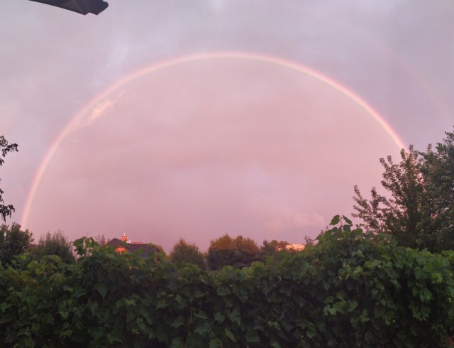 Tę piękną tęczę, która utworzyła się w Radomiu po wczorajszej ulewie, udało się uwiecznić naszym czytelnikom. Gratulujemy uchwycenia pięknego zjawiska!
Wy też macie jakieś zdjęcia wczorajszej tęczy? Wyślijcie na radom@echodnia.eu, a my zrobimy wspólną galerię!