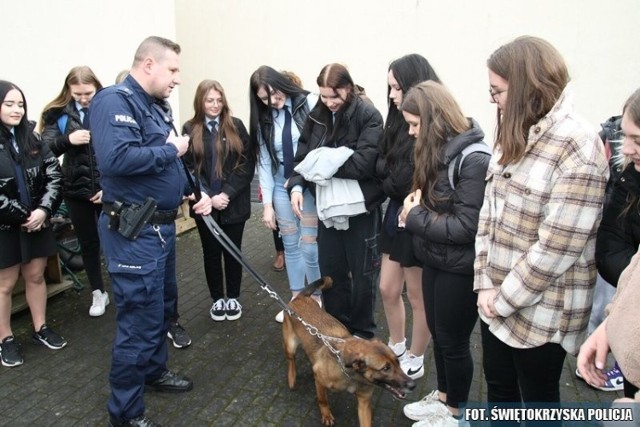 Podczas odwiedzin uczniów we włoszczowskiej komendzie policji