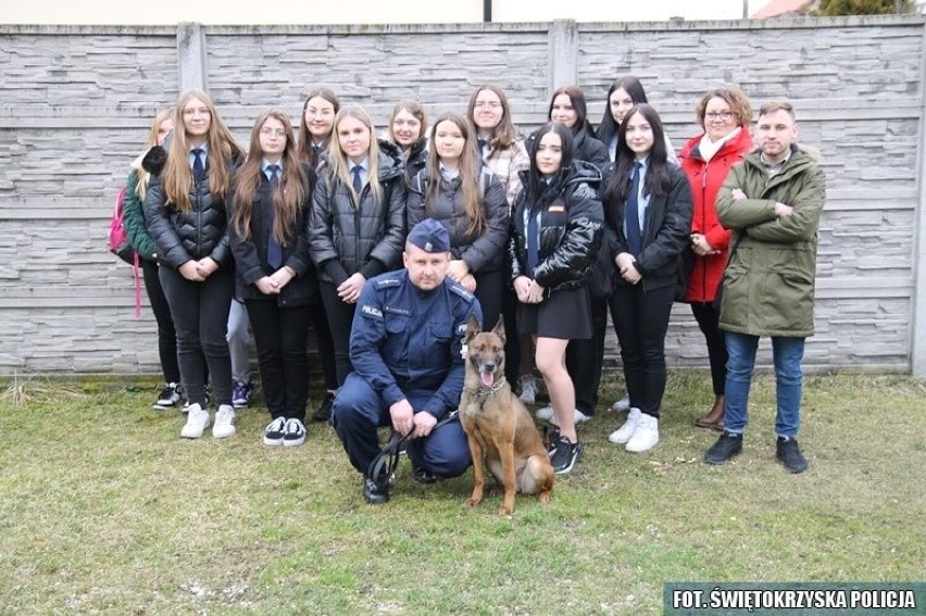 Uczniowie odwiedzili komendę policji we Włoszczowie. Zobacz zdjęcia