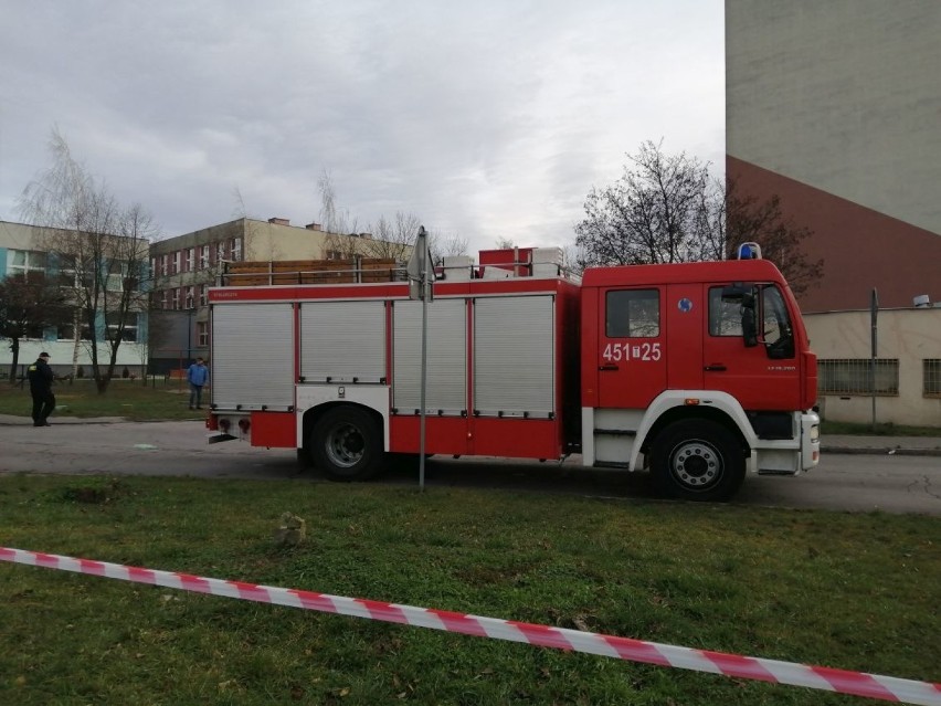 Ewakuacja wieżowca po wycieku gazu w Ostrowcu Świętokrzyskim. 150 osób musiało opuścić mieszkania 