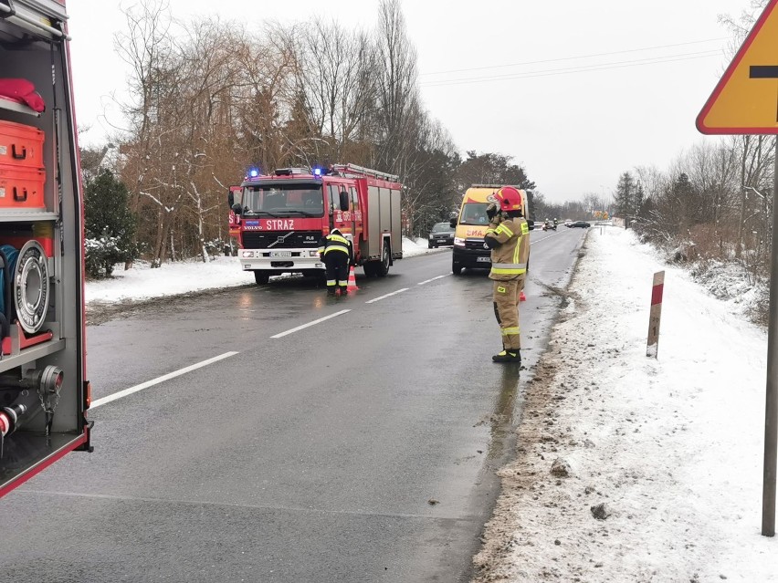 Wypadek pod Włocławkiem. Zderzenie opla z przyczepką z volkswagenem  [zdjęcia]