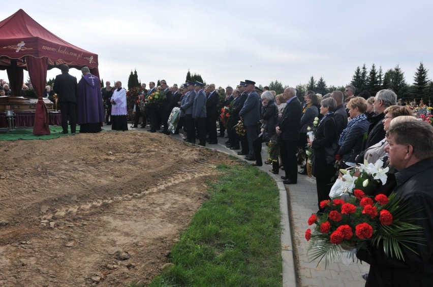 Śrem: pogrzeb Witolda Piaseckiego na cmentarzu komunalnym...