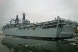 HMS Bulwark cumuje w Gdyni. Zobacz zdjęcia