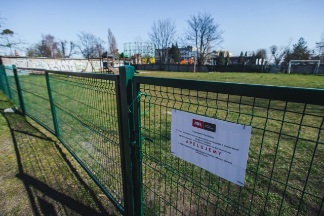 Wszystkie place zabaw, siłownie zewnętrzne, obiekty w zarządzie Gdańskich Nieruchomości, mają informacje by z nich nie korzystać, jeżeli jest to możliwe, są zamykane na klucz czy kłódki