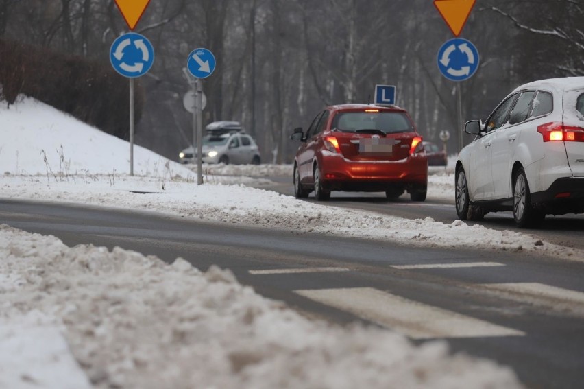 Warunki na śląskich drogach 9 lutego 2021 r. We wtorek nieco lepiej, ale nadal zalegający śnieg utrudnia jazdę. Szczególnie na osiedlach