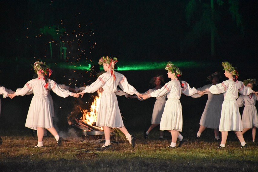 „Noc świętojańska” w Gołuchowie. Wyjątkowe widowisko plenerowe z tancerzami i ogniem w roli głównej