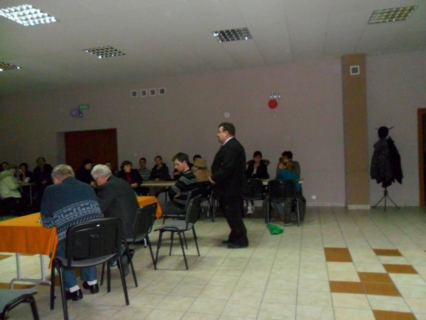 Lipia Góra - Burmistrz na zebraniu wiejskim tłumaczył się z planów wobec oświaty