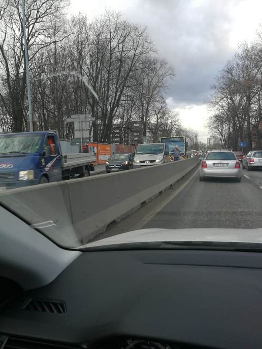 Kraków. Wypadek przed rondem Matecznego. Bus zderzył się z samochodem osobowym. Są poszkodowani