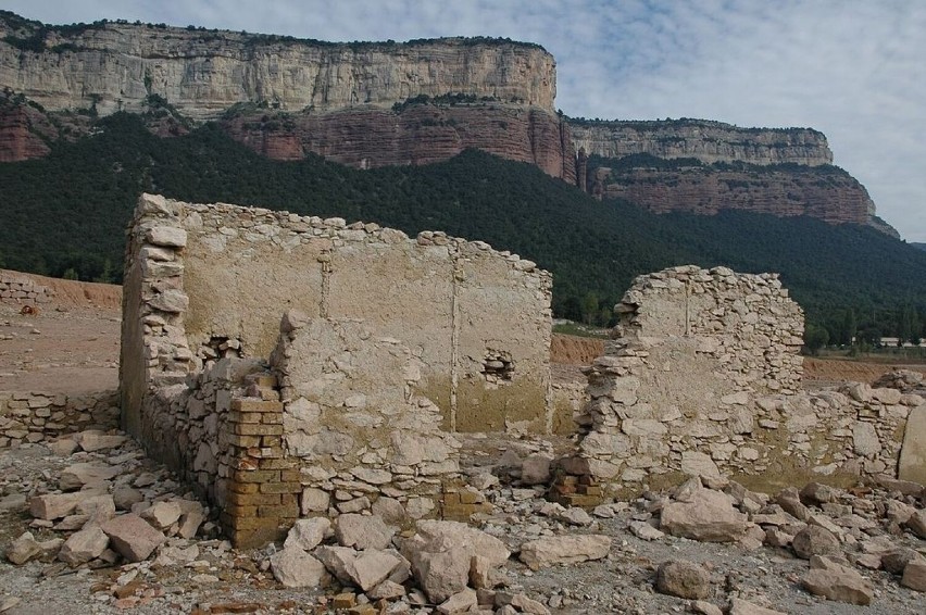 Ruiny zatopionej w latach 60. wioski San Romà de Sau...