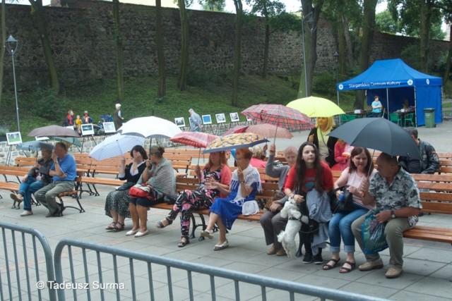 Sobotnią zabawę w parku Chrobrego popsuła nieco deszczowa pogoda. Najwytrwalsi siedzieli po parasolami.