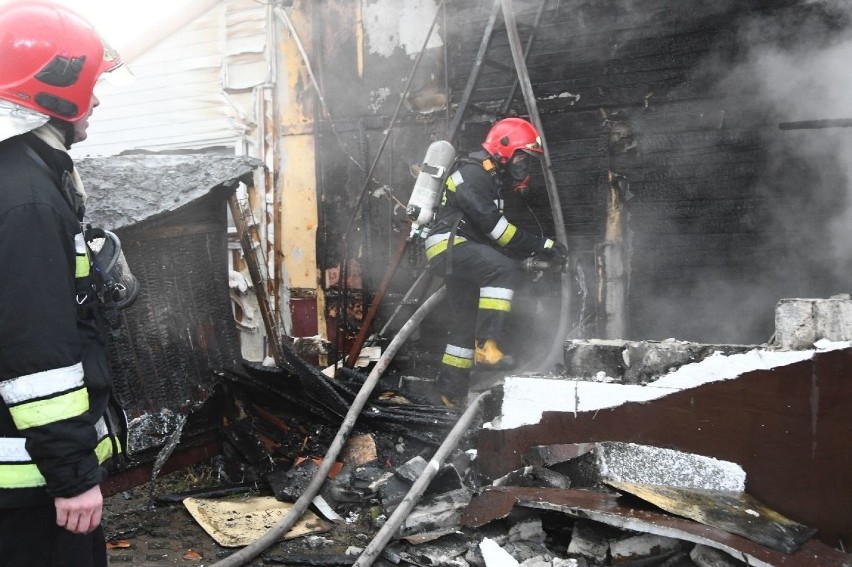 Pożar domu w Kielcach przy Rzeszowskiej. Mieszkańcy zdążyli uciec, jedna osoba trafiła do szpitala. Straż w akcji  
