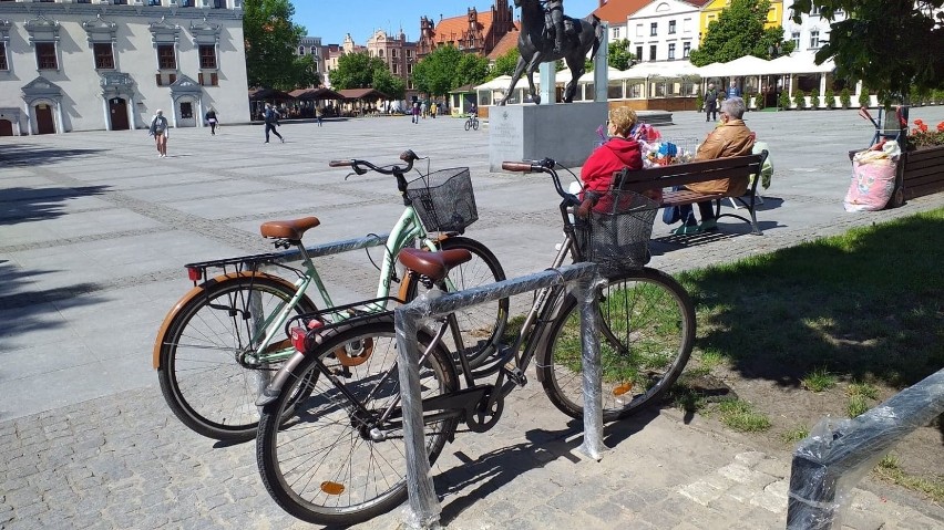 Miasto się mebluje, między innymi przybywa stojaków na...