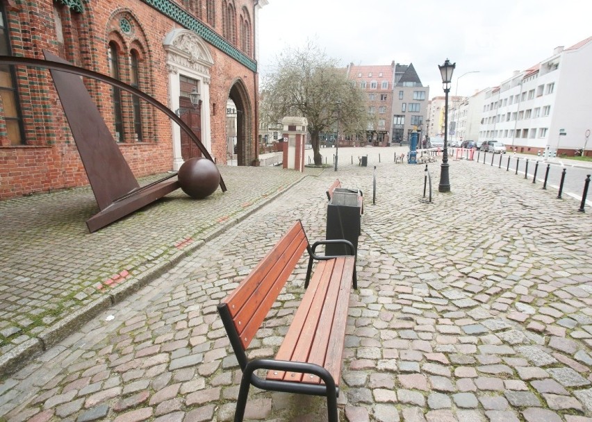 Obrócą ławki tyłem do jezdni na Rynku Siennym w Szczecinie, by móc podziwiać rzeźbę? Znamy odpowiedź władz miasta