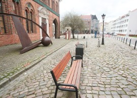 Obrócą ławki tyłem do jezdni na Rynku Siennym w Szczecinie, by móc  podziwiać rzeźbę? Znamy odpowiedź władz miasta | Szczecin Nasze Miasto