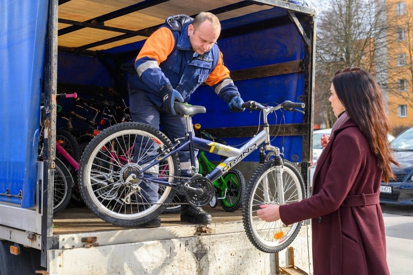 Wyładunek odnowionych rowerów przed albertyńską ochronką
