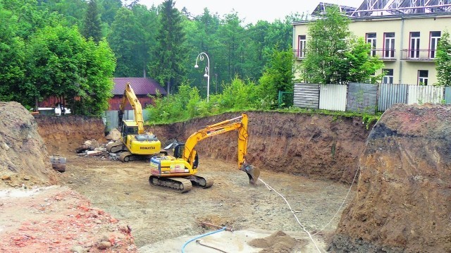 Głęboki na osiem metrów wykop pod budowę apartamentowca przy ulicy Świdzińskiego w Krynicy-Zdroju