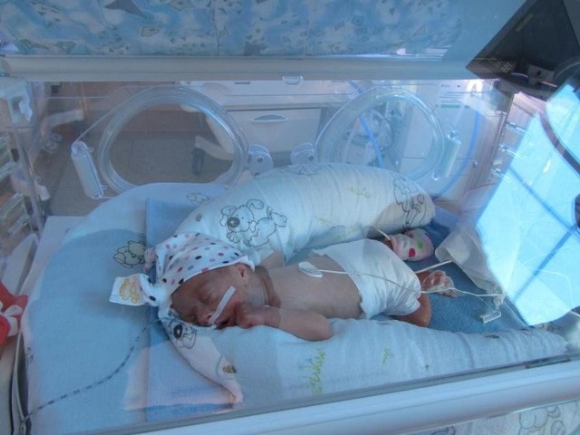 Mała Agnieszka tydzień po urodzeniu w poznańskim szpitalu