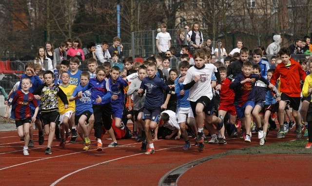 Uczniowie biegali głównie po bieżni