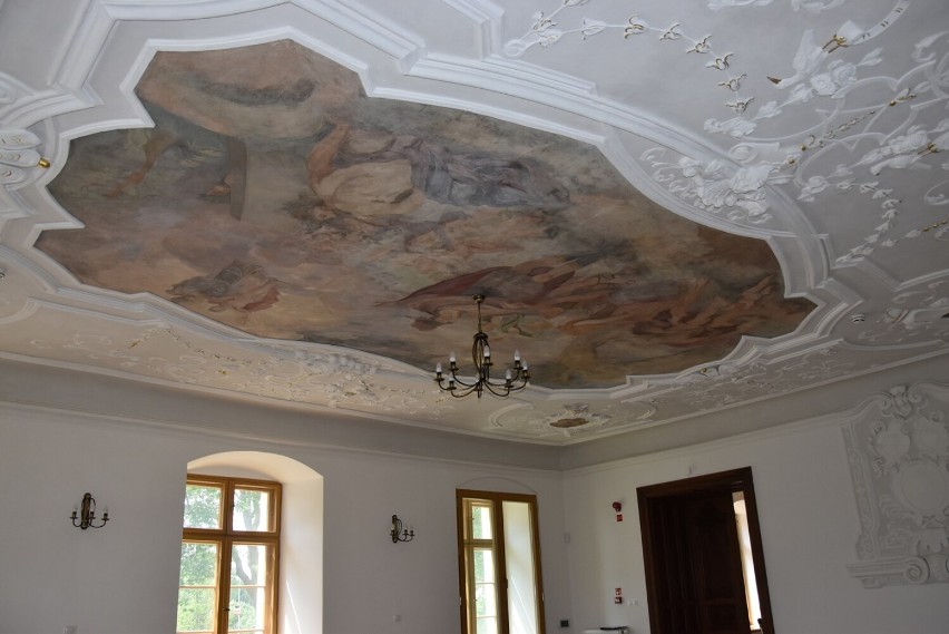 W jednej z sal odsłonięto i odrestaurowano piękny fresk