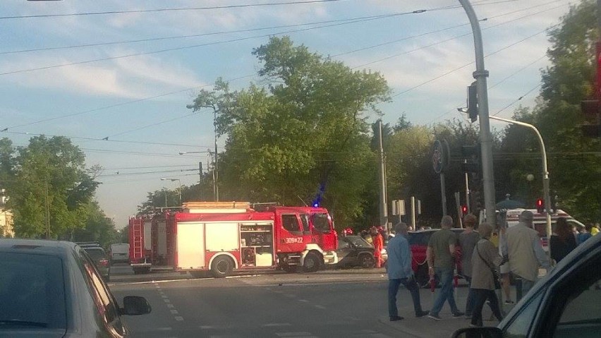 Wypadek na Woronicza. Autobus zderzył się z samochodem....