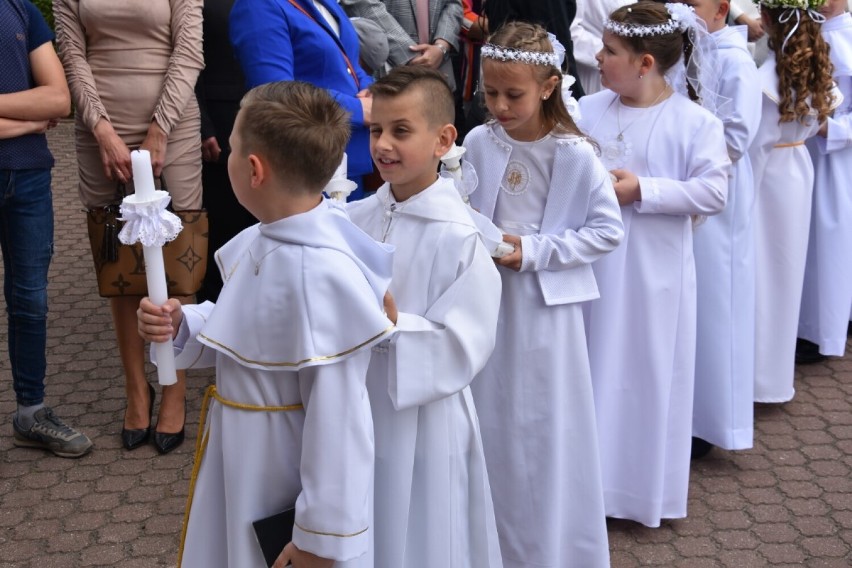 Pierwsza Komunia Święta w parafii pw. Św. Wojciecha w Wągrowcu. Pierwsza grupa dzieci przyjęła sakrament