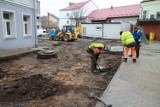 Przy ul. Zapiecek we Włocławku trwa budowa parku kieszonkowego. Taki jest termin zakończenia prac. Zdjęcia