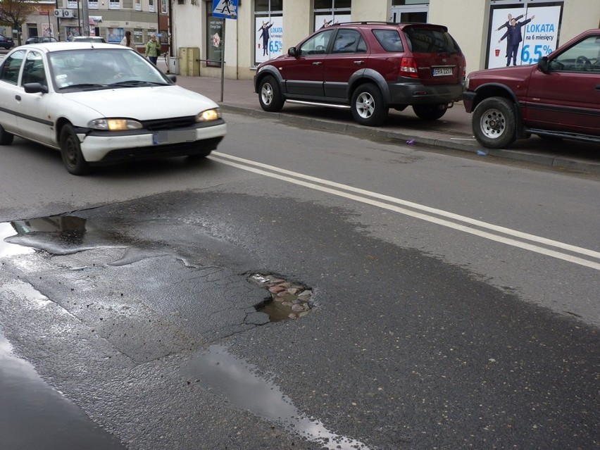 Kiedy załatają dziury na drogach w centrum Radomska?