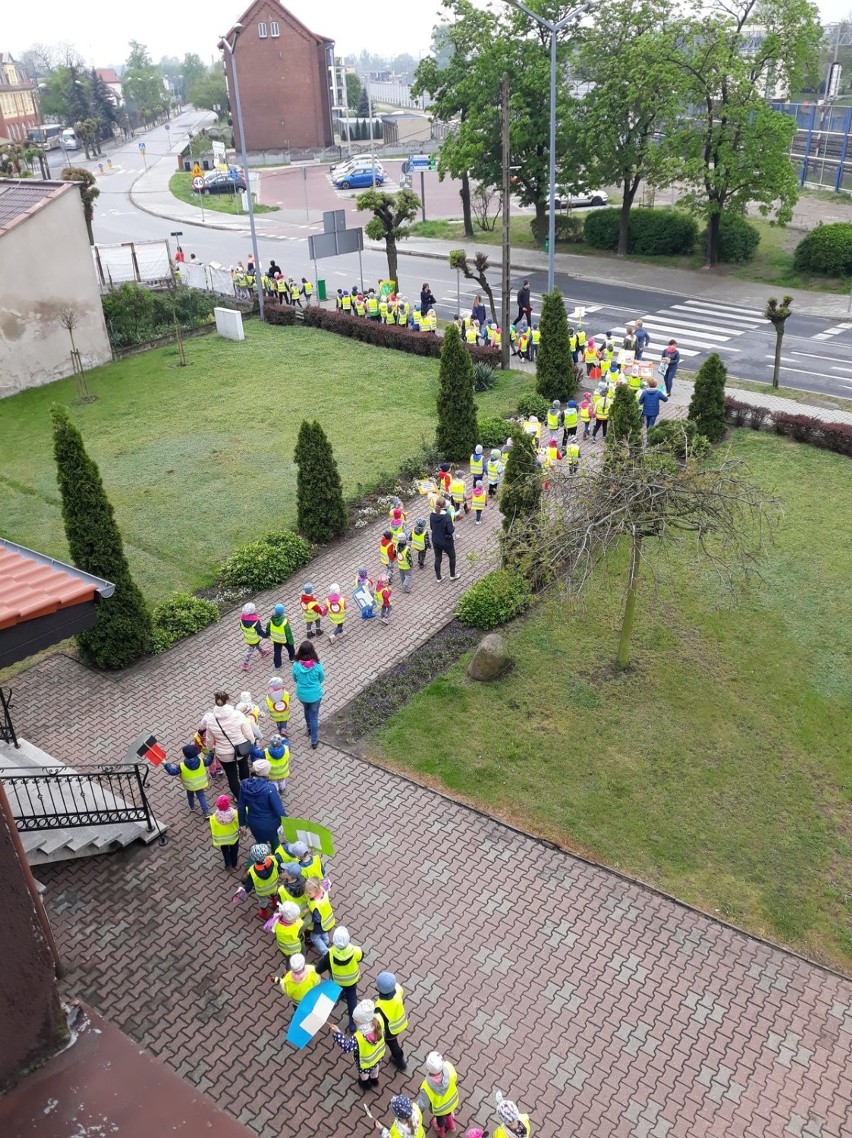 Przedszkolaki wzięły udział w akcji "Stop SMOGOWI" w...
