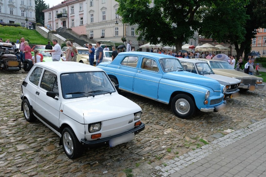 W niedzielę na przemyskim Rynku odbył się zlot zabytkowych i...