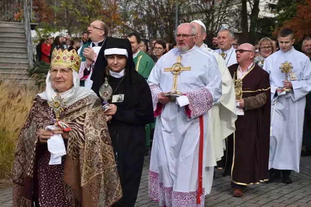 Marsz Wszystkich Świętych w Pleszewie alternatywą dla Halloween. Kolorowy i rozśpiewany Marsz Wszystkich Świętych w pleszewskiej parafii