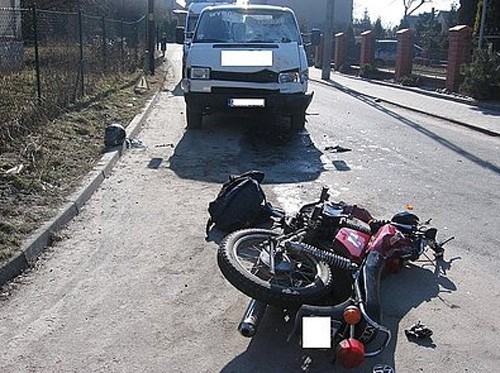 Wypadek w Lasowicach [ZDJĘCIA]. Dwóch nastolatków uderzyło motocyklem w busa