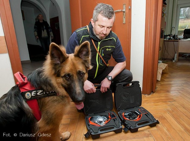 Władze Głuszycy kupiły sprzęt dla GOPR-u. Wartość dwóch podarowanych przez samorząd urządzeń GPS, które służą do śledzenia pracy psów poszukiwawczych, to ponad 5 tys. zł
