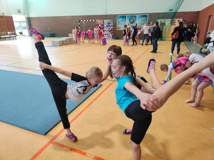 W Klubie Sportowym Flik ćwiczy około 160 akrobatek!