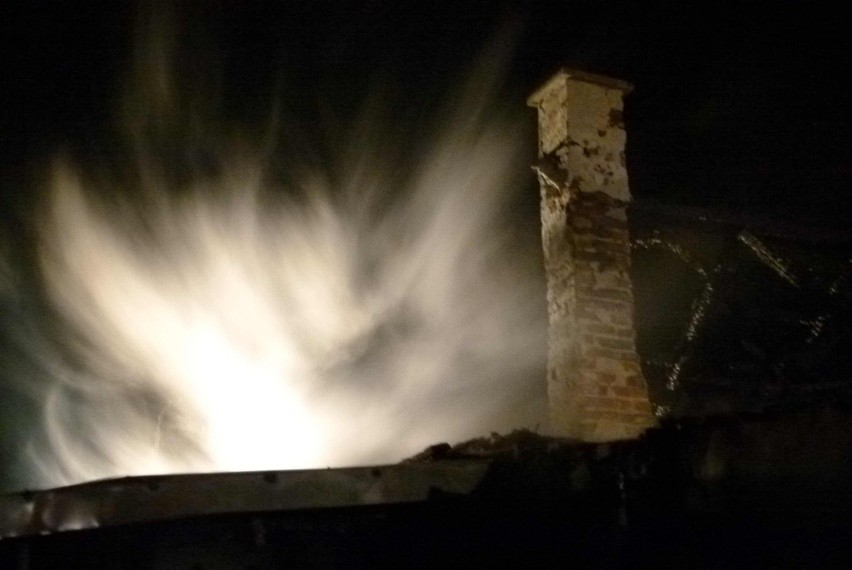 Ogień zniszczył dom (zdjęcia)