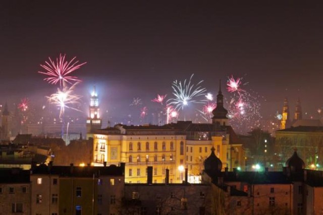 Powitanie 2012 roku. Więcej zdjęć: http://www.mmopole.pl/fotogaleria/sylwester-w-opolu-blask-fajerwerkow-nad-miastem