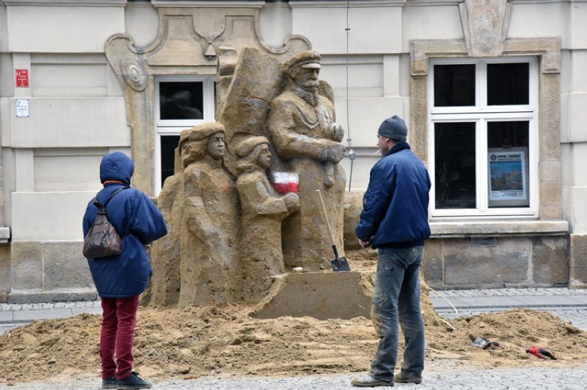 Rzeźba marszałka Józefa Piłsudskiego prawie gotowa w Legnicy [ZDJĘCIA]