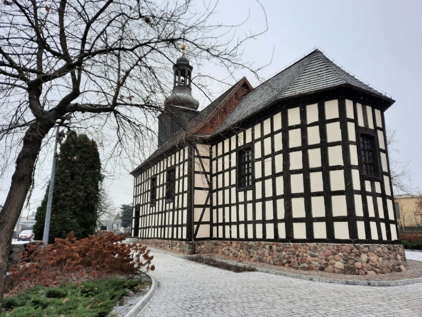 Pierwszy śnieg w Obornikach. Miasto w śnieżnej scenerii