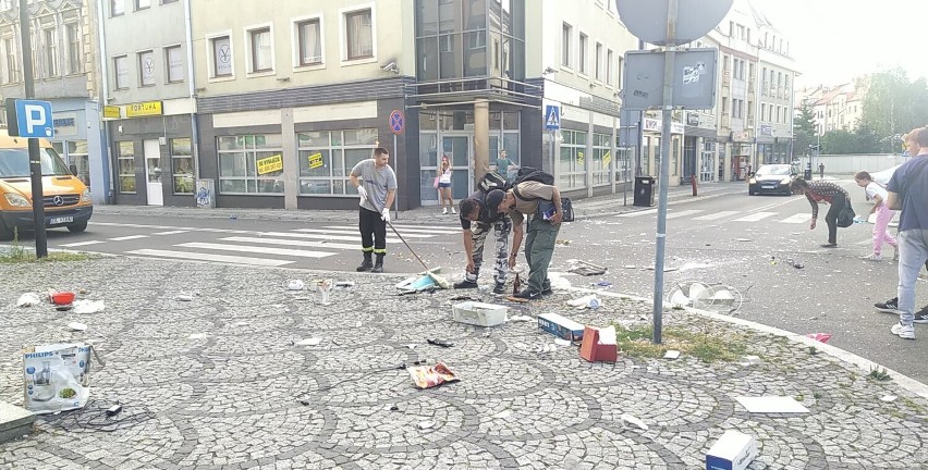 Mężczyzna w szale wyrzucał rzeczy przez okno z budynku przy ulicy Chojnowskiej w Legnicy. Na ulicę trafiły m.in. telewizor i bombki